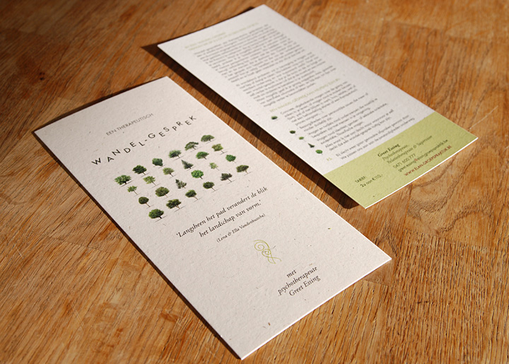 Ontwerp kaart/flyer 'Een Therapeutisch Wandelgesprek' met psychotherapeute Greet Essing, gedrukt op graspapier (gemaakt van gras met een mooie natuurlijke uitstraling & zichtbare grasvezel).